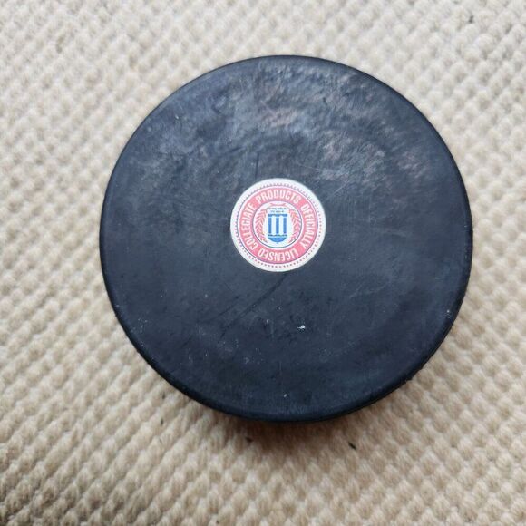 UNH UNIVERSITY of NEW HAMPSHIRE WILDCATS Gufex White Old Cat Logo PUCK 69 Signed - Picture 2 of 5